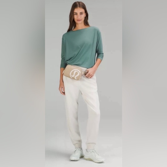 Lululemon Everywhere Belt Bag in Trench/White Opal!🔥 - Picture 6 of 10